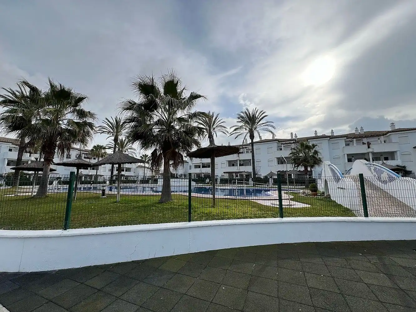 Vista exterior de Apartamento en venta en Chiclana de la Frontera con Jardín privado, Terraza y Alarma