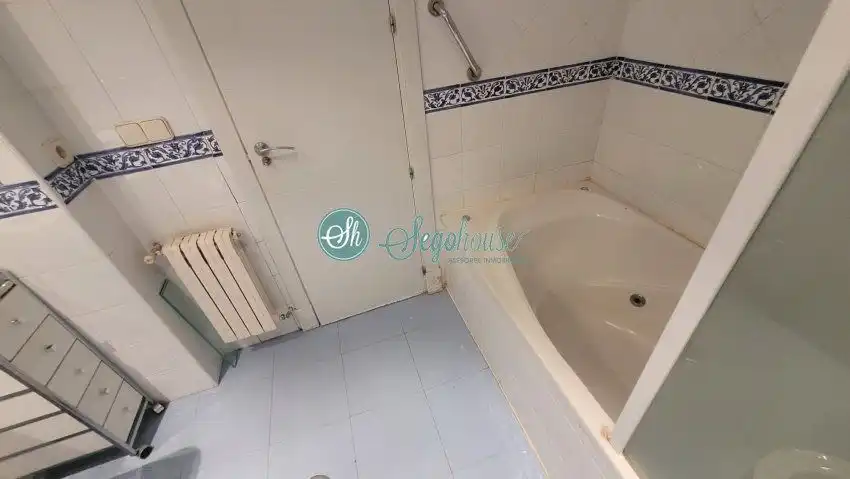 Bany de Pis en venda en Segovia amb Calefacció, Parquet i Terrassa