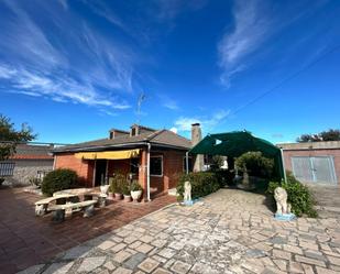 Vista exterior de Casa o xalet en venda en Palomeque amb Calefacció, Jardí privat i Terrassa