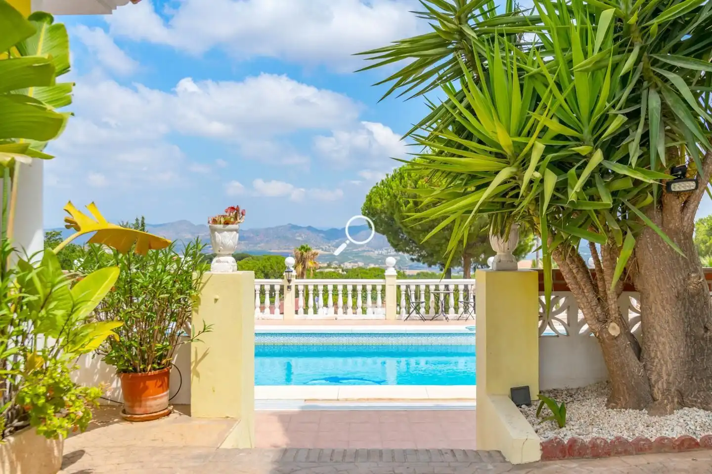 Vista exterior de Casa o xalet en venda en Alhaurín de la Torre amb Aire condicionat, Jardí privat i Terrassa