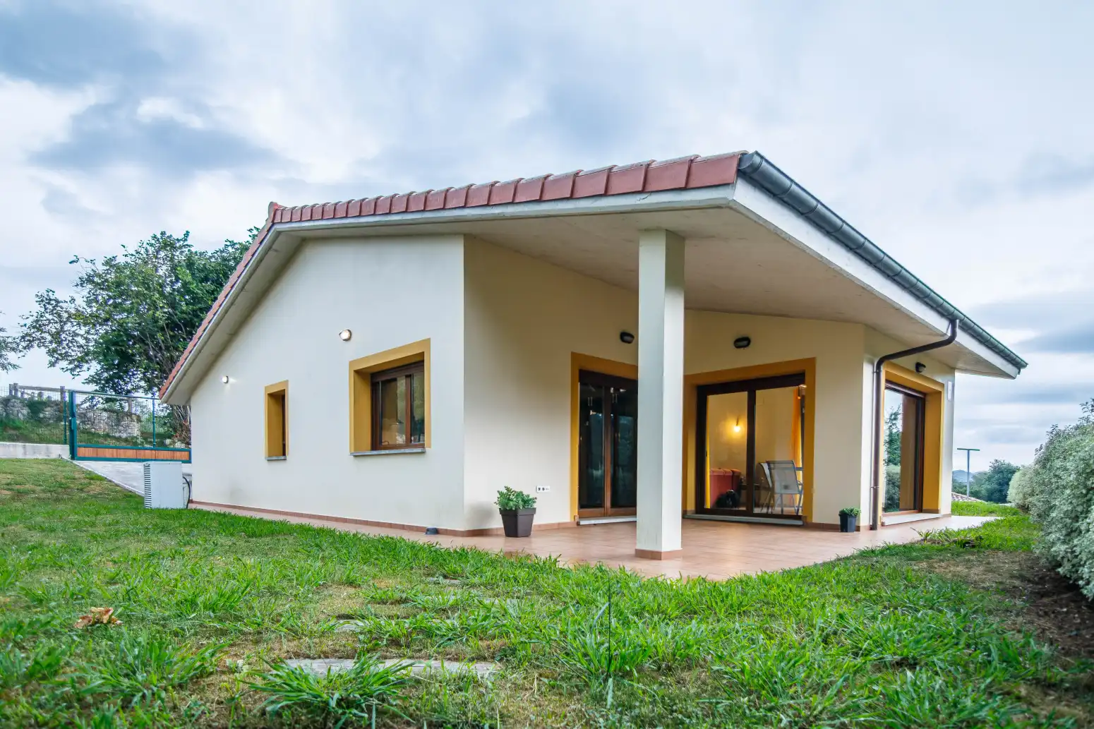 Vista exterior de Casa o xalet en venda en Ribadesella amb Calefacció, Jardí privat i Terrassa