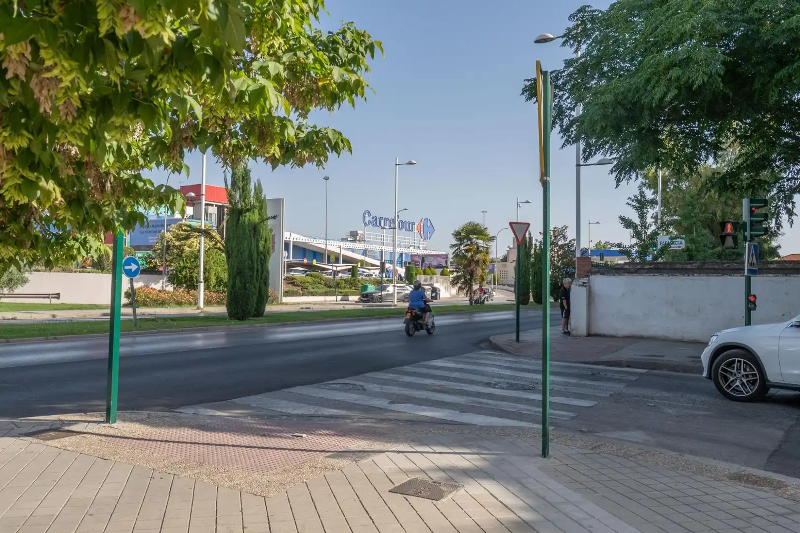Außenansicht von Garage zum Verkauf in Granada