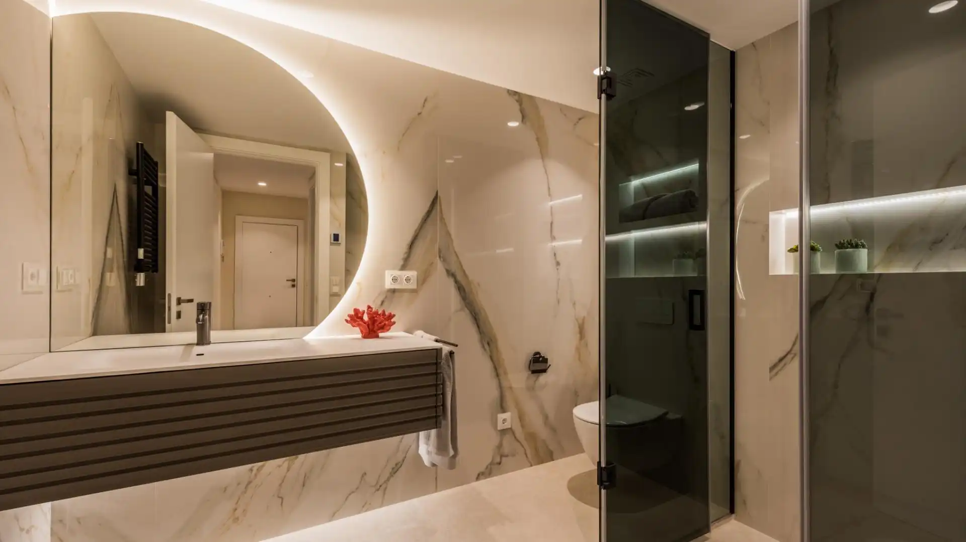 Badezimmer von Wohnungen zum Verkauf in Estepona mit Klimaanlage, Heizung und Privatgarten