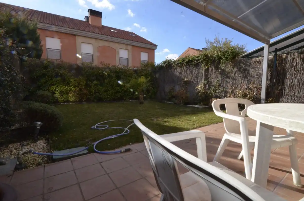 Jardín de Casa adosada en venta en Doñinos de Salamanca con Calefacción, Parquet y Terraza