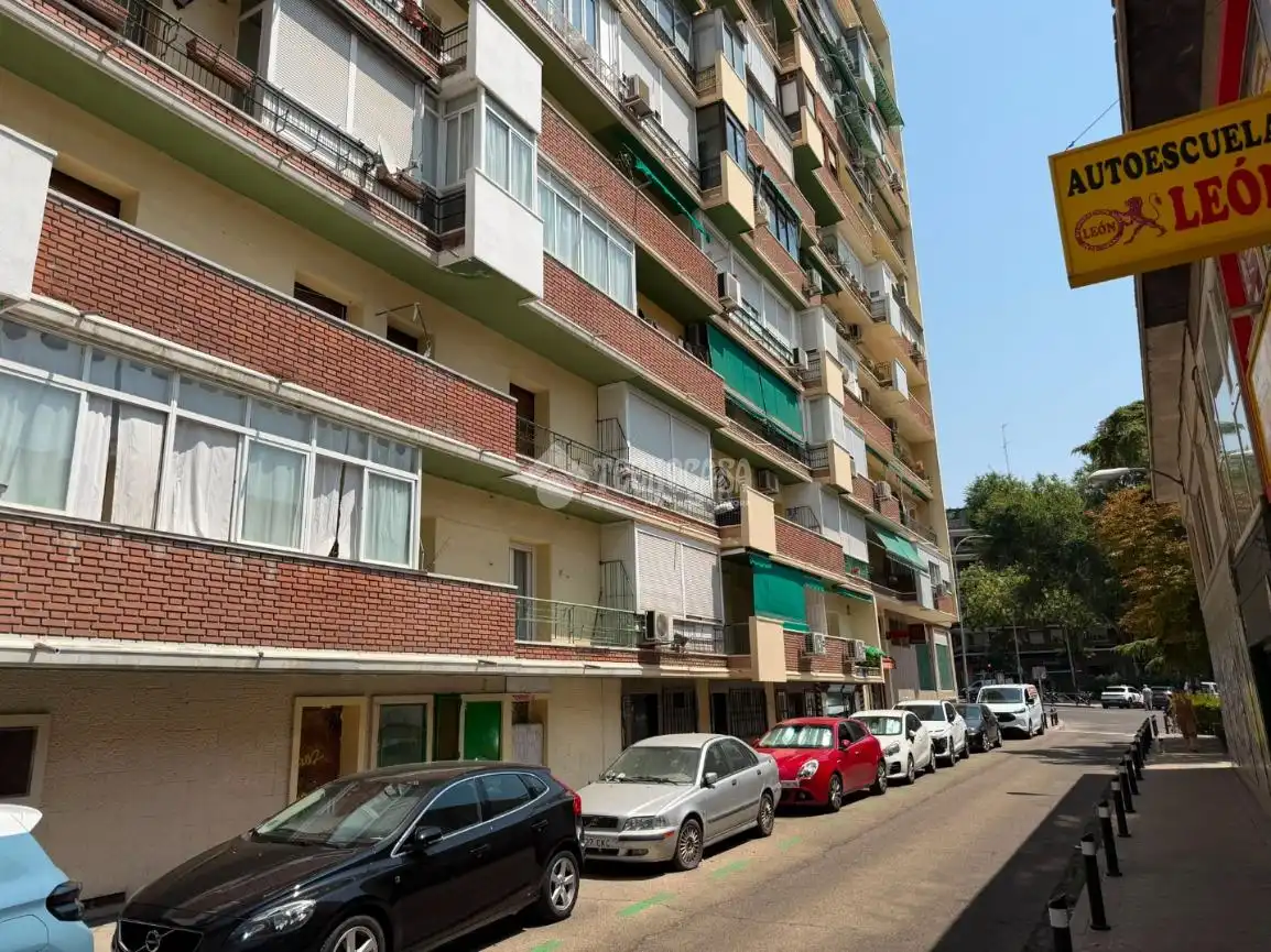Vista exterior de Local en venta en Madrid