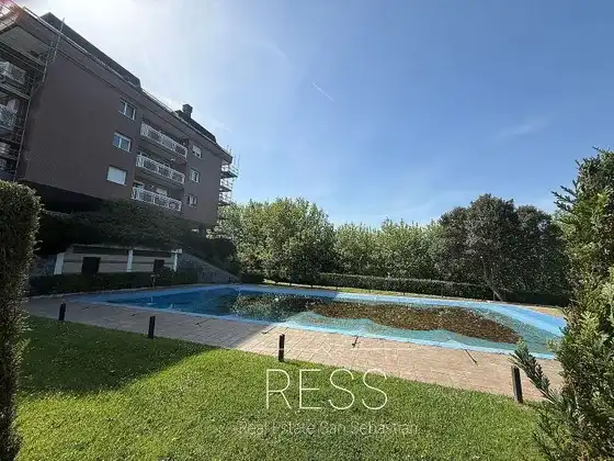 Schwimmbecken von Wohnung zum Verkauf in Donostia - San Sebastián  mit Heizung, Privatgarten und Terrasse