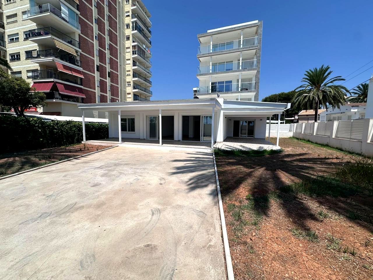 Vista exterior de Casa o xalet en venda en Benicasim / Benicàssim amb Jardí privat, Terrassa i Piscina comunitària