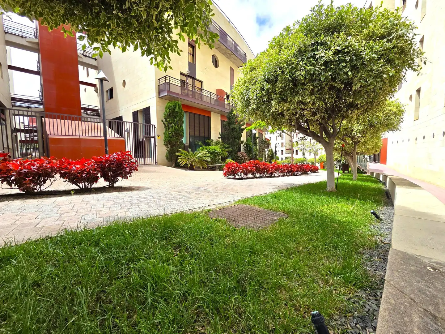 Außenansicht von Wohnung zur Miete in Las Palmas de Gran Canaria mit Privatgarten, Abstellraum und Möbliert