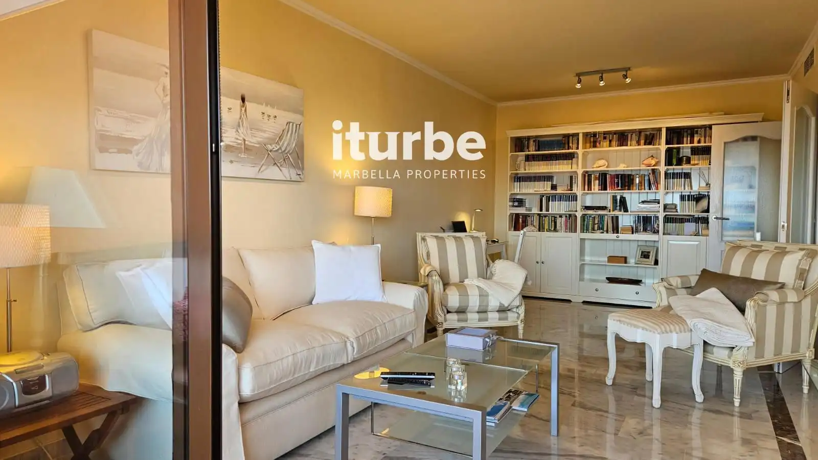 Sala de estar de Piso de alquiler en Marbella con Aire acondicionado, Terraza y Piscina
