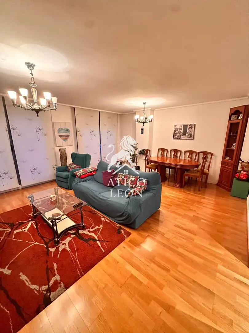 Sala de estar de Casa adosada en venta en San Andrés del Rabanedo con Calefacción, Jardín privado y Parquet