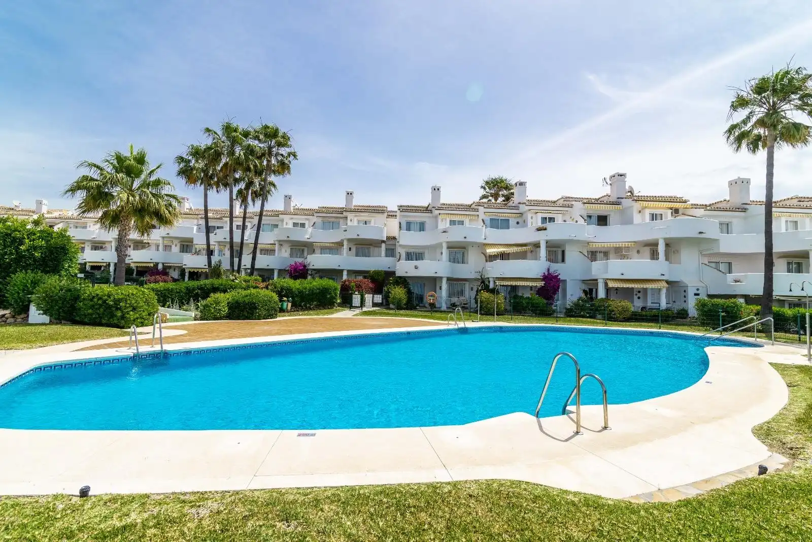 Vista exterior de Casa adosada en venda en Mijas amb Jardí privat, Terrassa i Traster