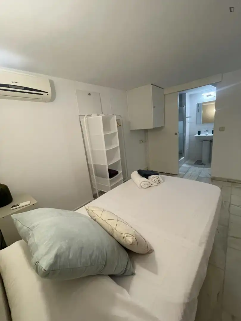 Habitación de Apartamento de alquiler en Madrid con Aire acondicionado, Calefacción y Amueblado