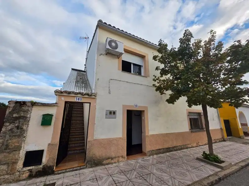 Vista exterior de Casa o xalet en venda en Tejeda de Tiétar amb Aire condicionat, Calefacció i Traster