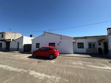 Casa amb jardí en venda a Calle Tilos