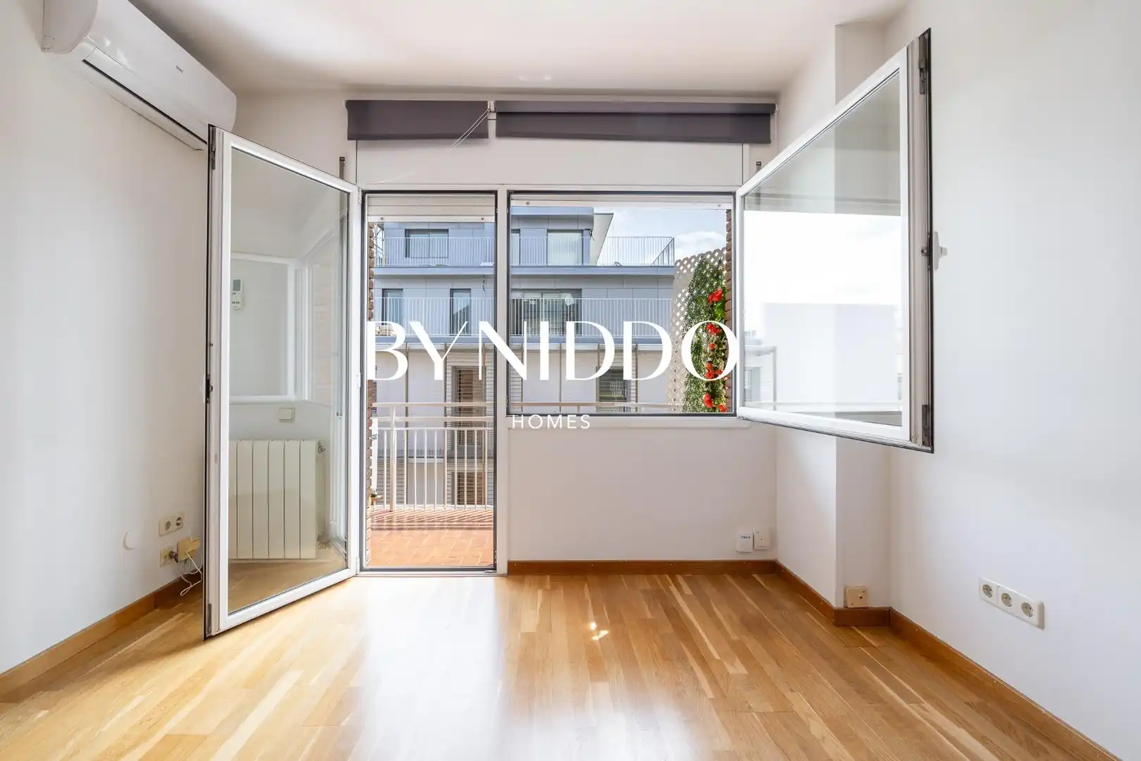 Balcony of Flat for sale in Sant Cugat del Vallès  with Air Conditioner, Heating and Parquet flooring