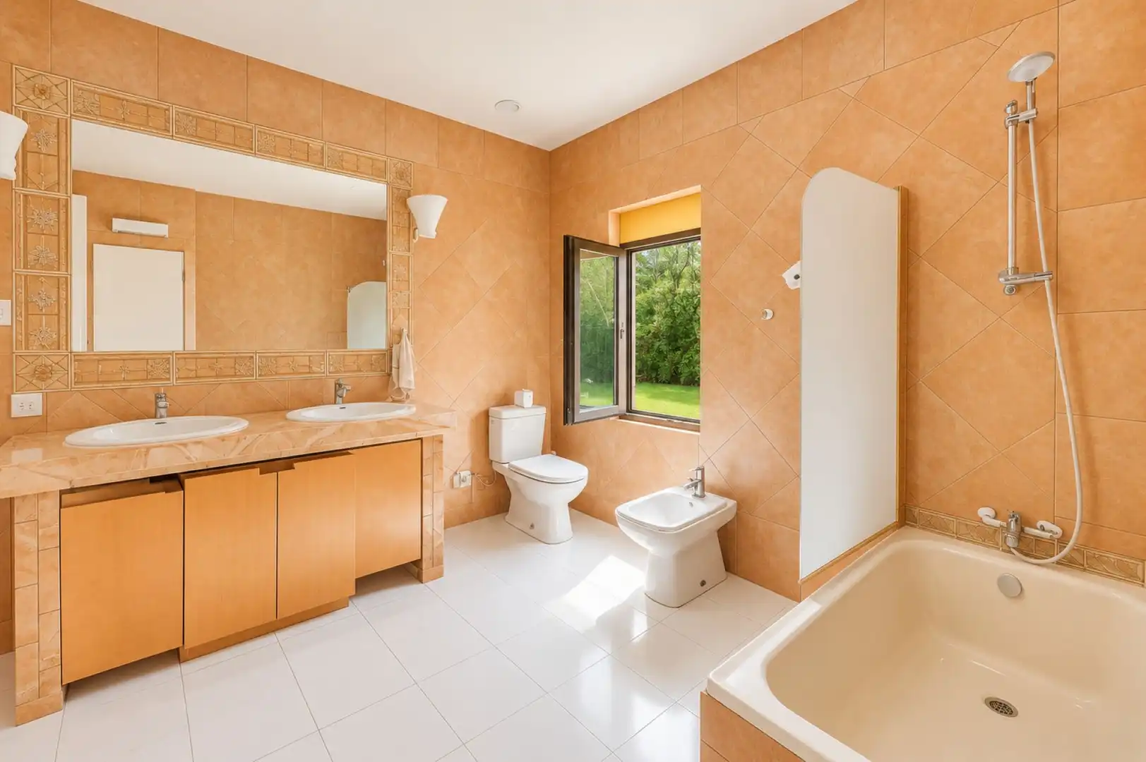 Bany de Casa o xalet en venda en Marbella amb Aire condicionat i Terrassa