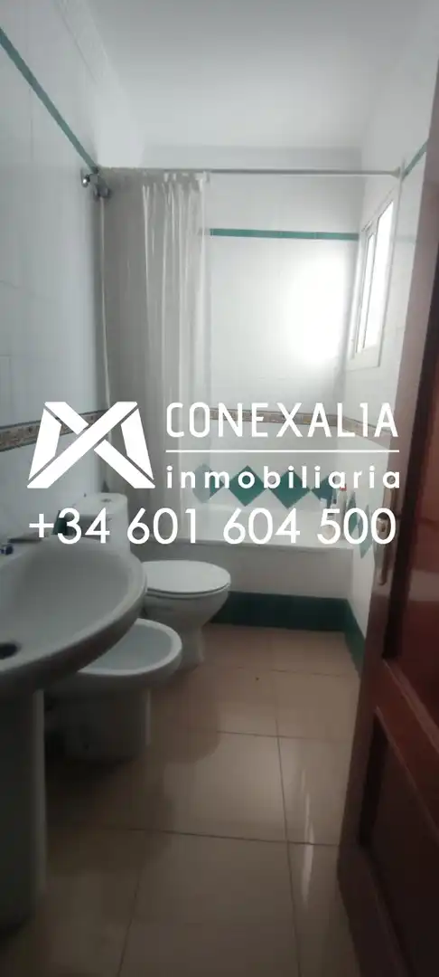 Bany de Pis en venda en Olvera amb Traster i Balcó
