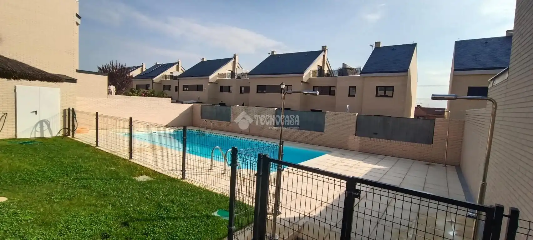 Vista exterior de Casa adosada en venta en Mejorada del Campo con Alarma y Piscina comunitaria