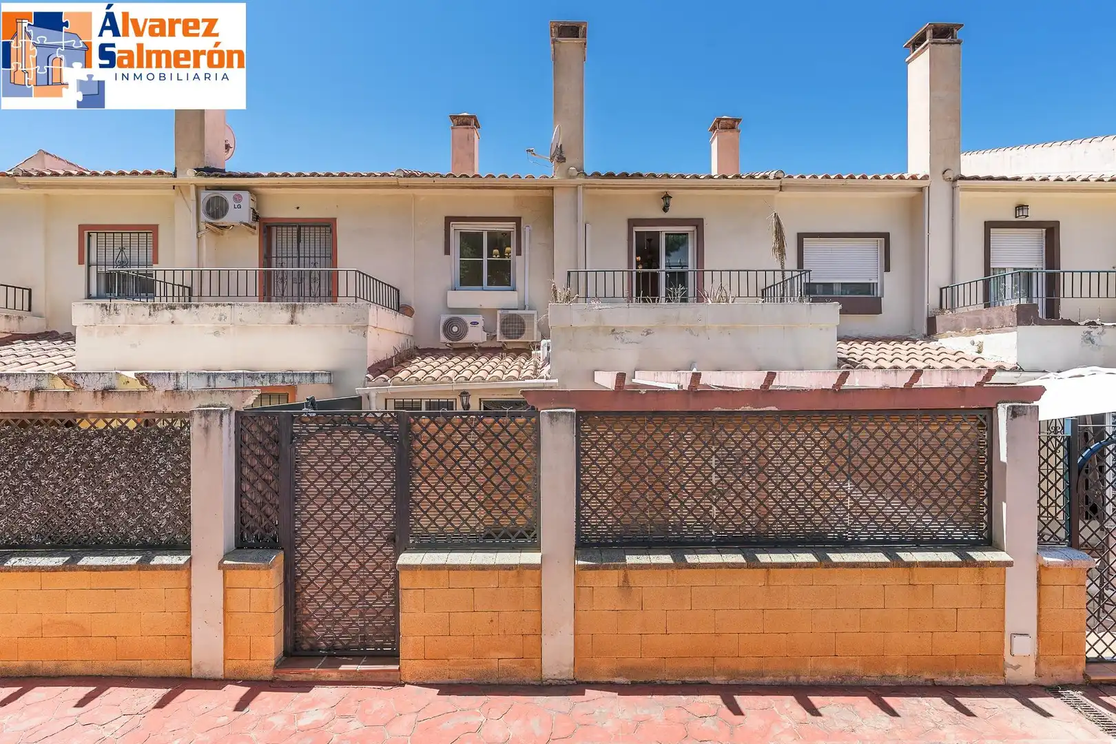 Vista exterior de Casa adosada en venda en Huétor Vega amb Calefacció