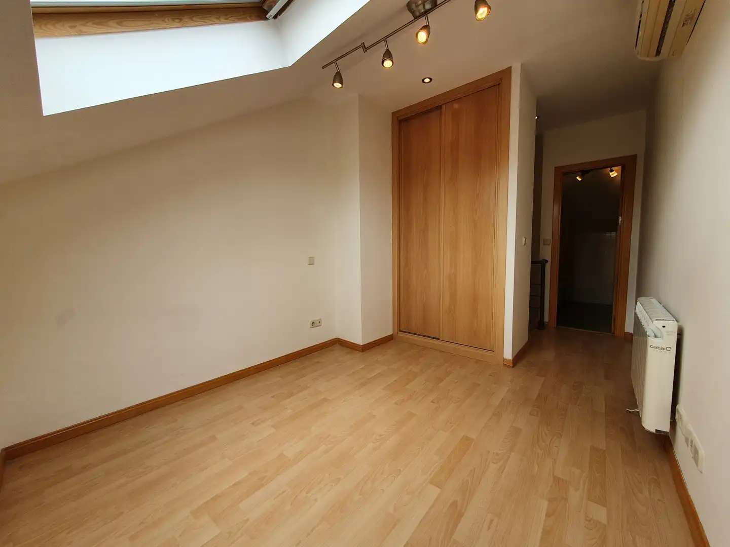 Habitación de Dúplex en venta en Madrid con Aire acondicionado, Calefacción y Parquet