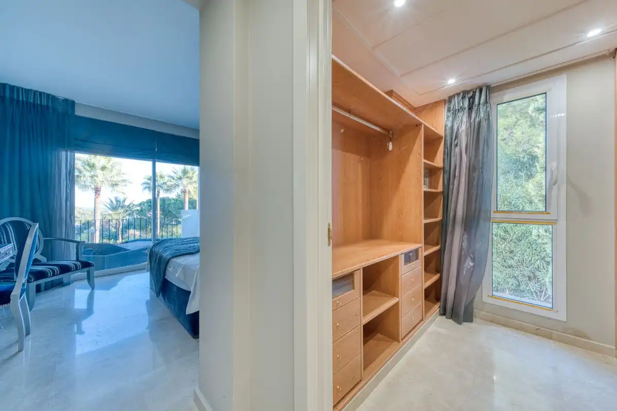 Habitación de Apartamento en venta en Benahavís con Aire acondicionado, Terraza y Piscina comunitaria