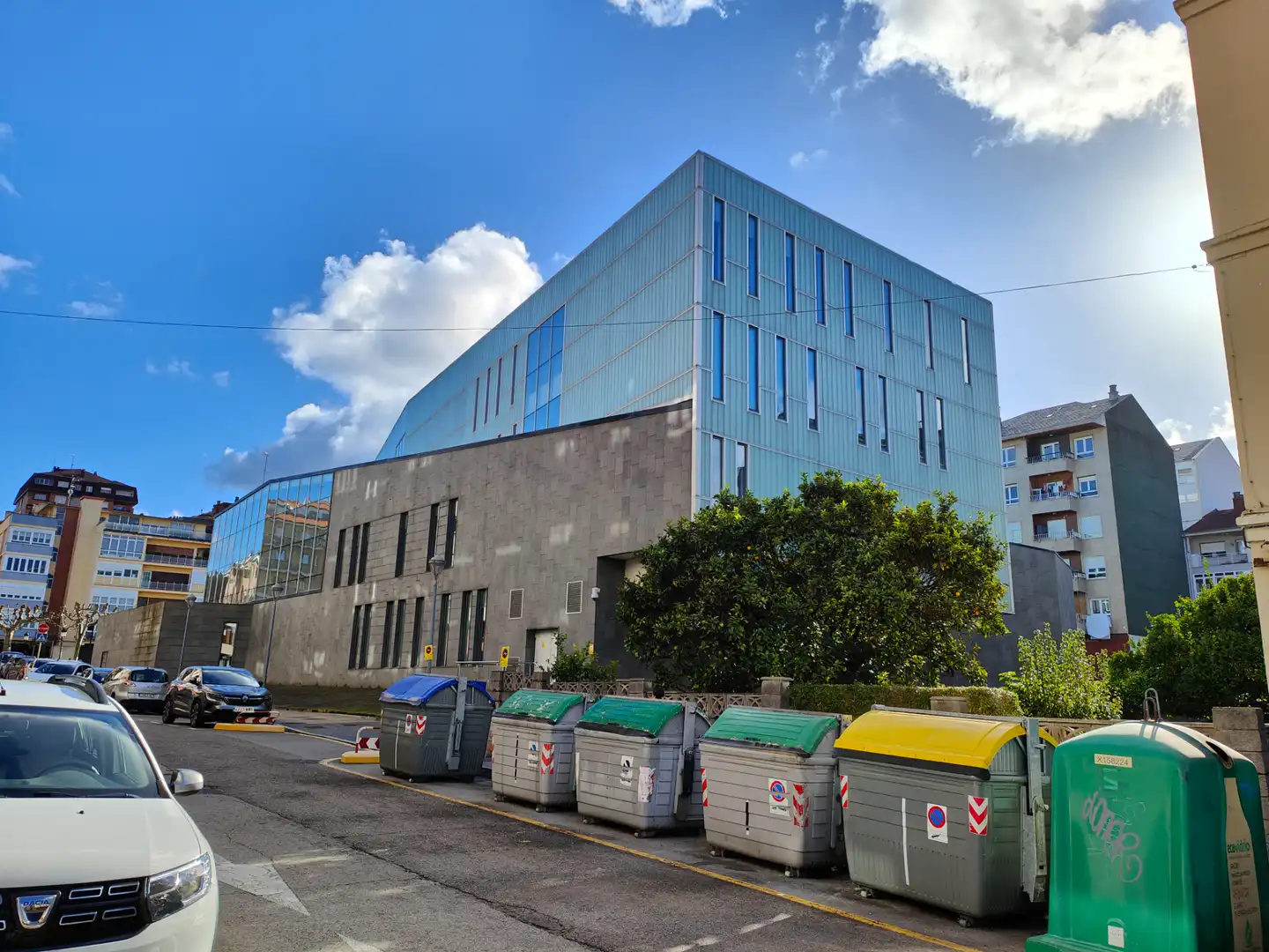 Vista exterior de Edifici en venda en Torrelavega 