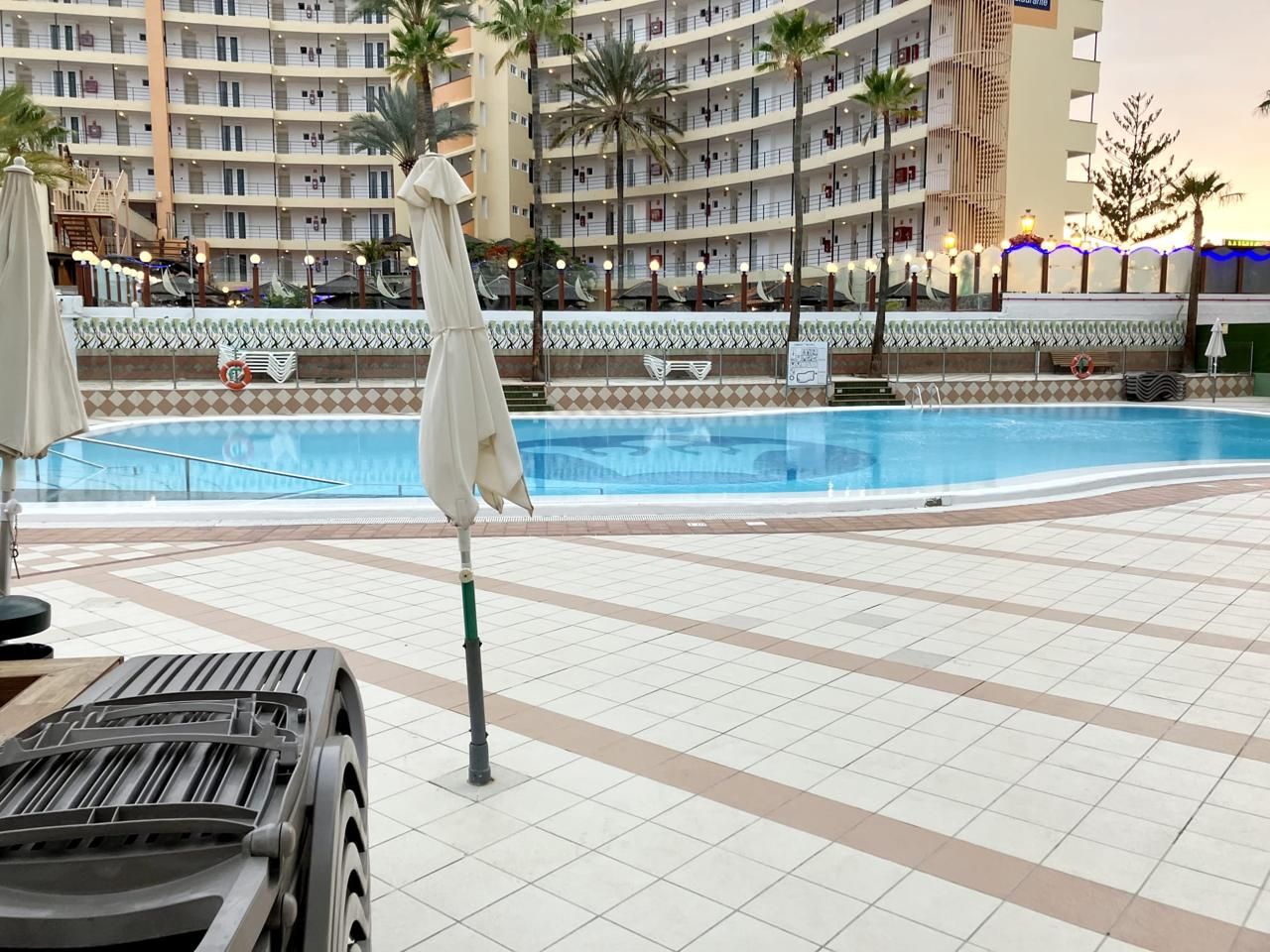 Piscina de Apartament de lloguer en San Bartolomé de Tirajana amb Aire condicionat, Terrassa i Moblat