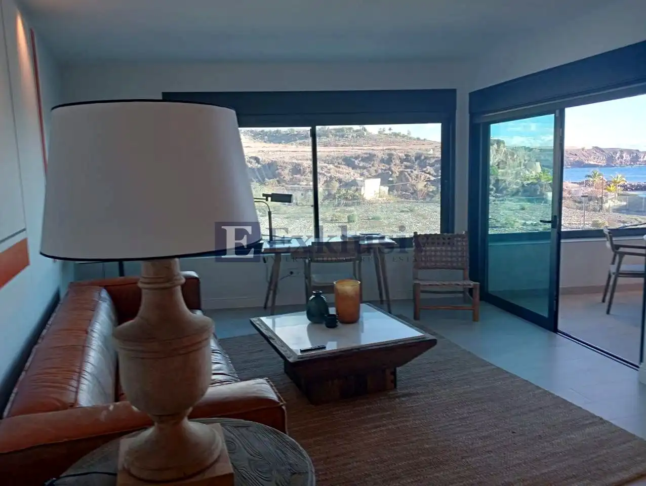 Sala d'estar de Planta baixa en venda en Guía de Isora amb Aire condicionat, Terrassa i Moblat