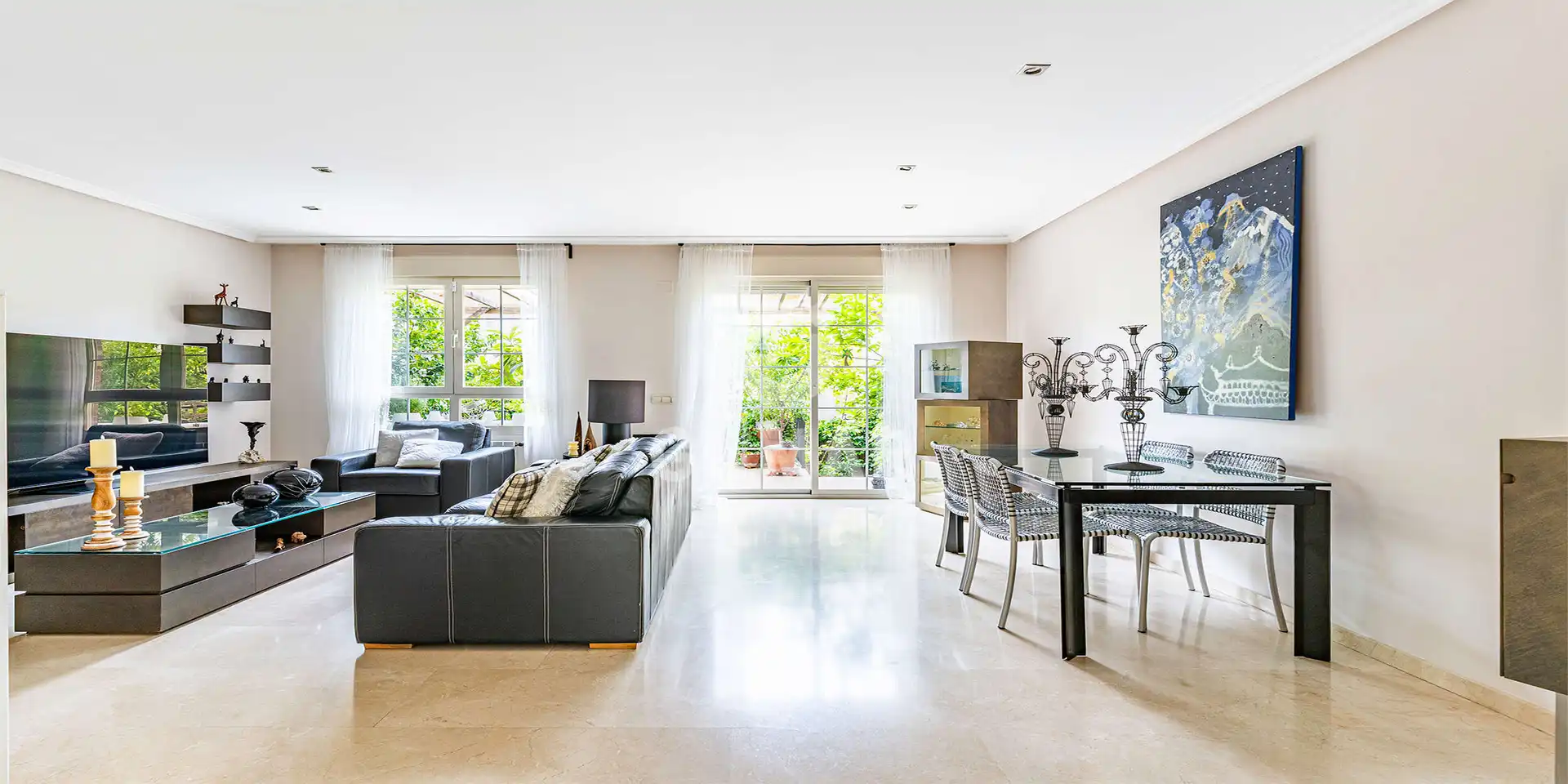 Sala de estar de Casa adosada en venta en Boadilla del Monte con Calefacción, Jardín privado y Piscina