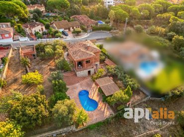 Villa con piscina in vendita a Carrer Navarra 20