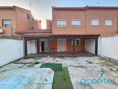 Vista exterior de Casa adosada en venda en Chozas de Canales amb Aire condicionat, Calefacció i Jardí privat