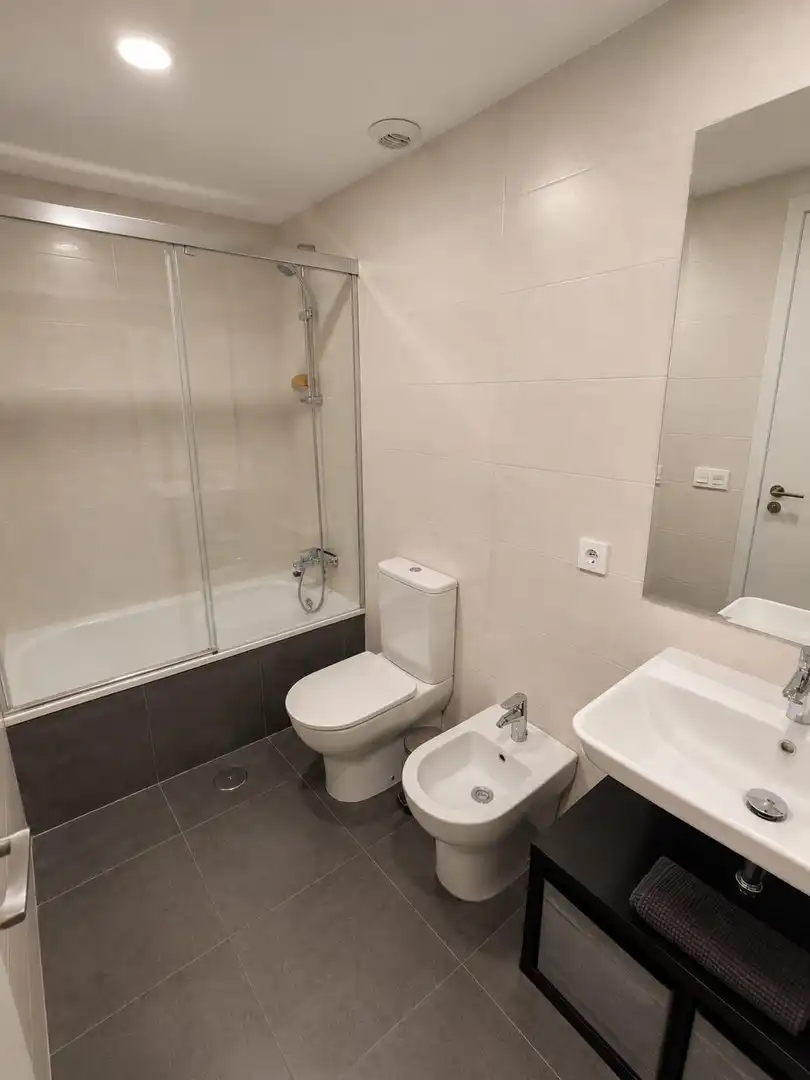 Bathroom of Flat for sale in Sevilla  with Air Conditioner, Terrace and Community pool