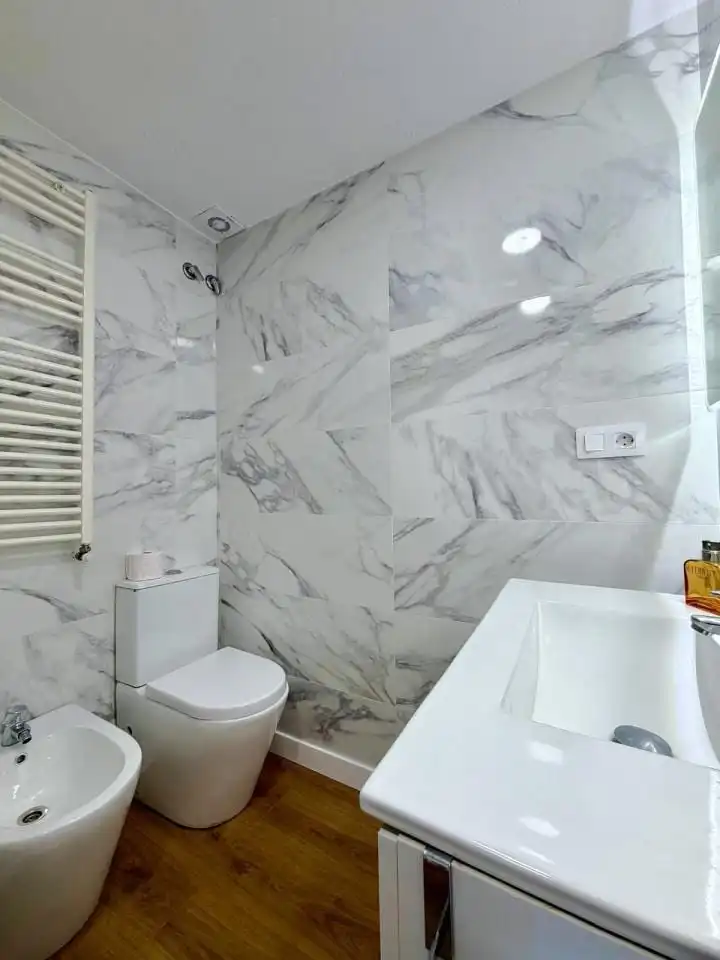 Baño de Piso de alquiler en León Capital  con Calefacción, Terraza y Amueblado