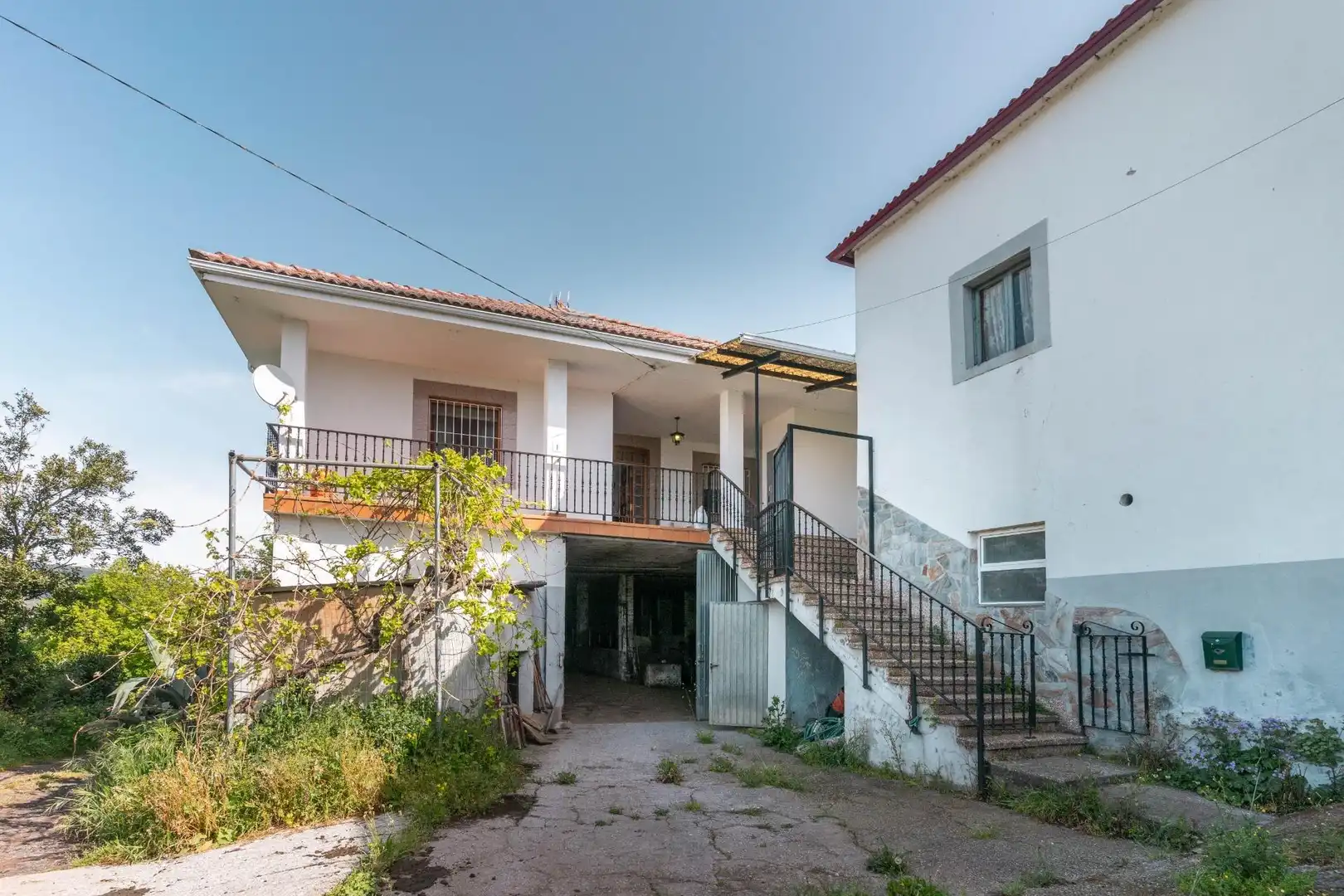 Vista exterior de Casa o xalet en venda en Cangas del Narcea amb Calefacció, Terrassa i Moblat