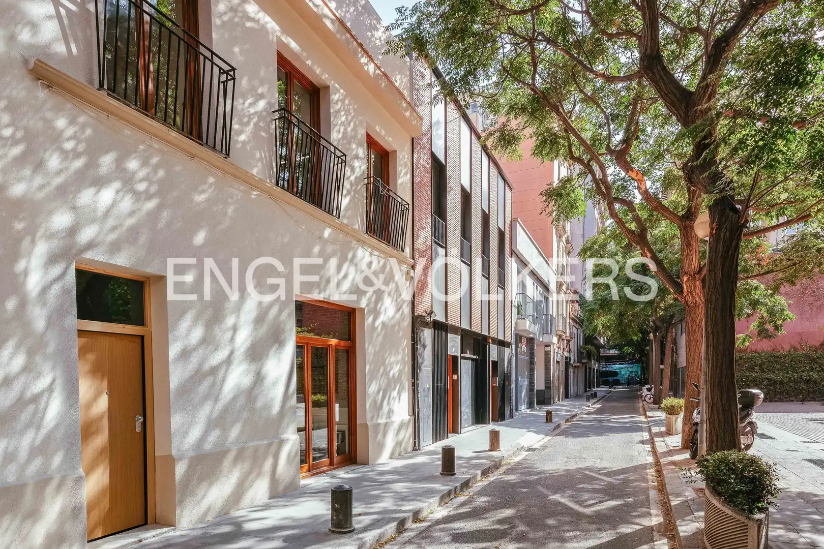 Vista exterior de Casa adosada en venda en Barcelona amb Aire condicionat, Calefacció i Jardí privat