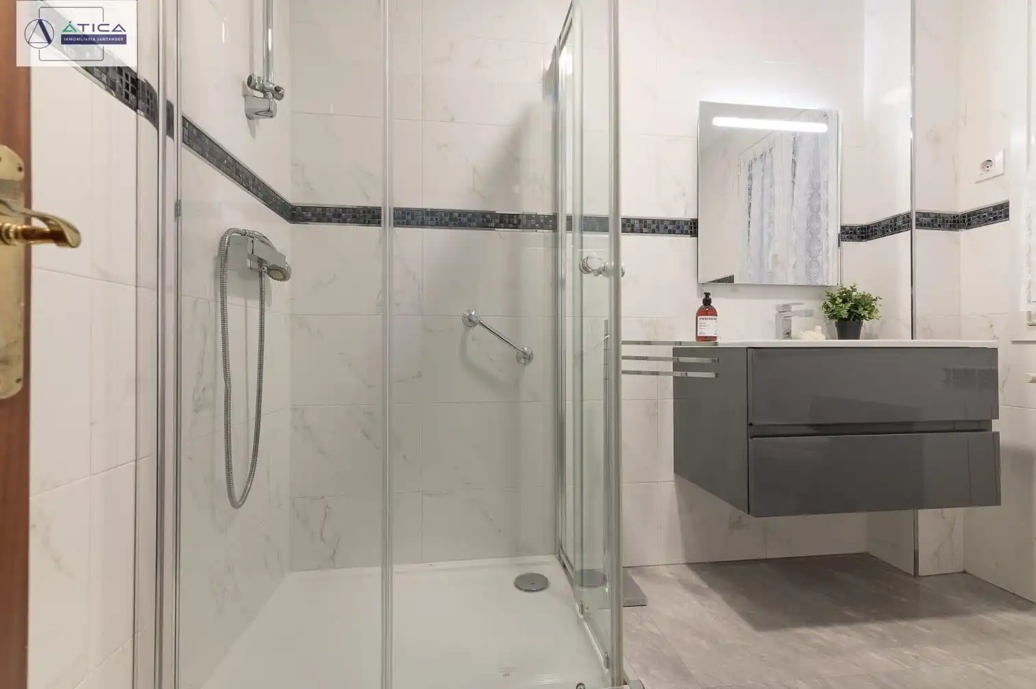 Bathroom of Flat for rent in Santander  with Heating and Furnished