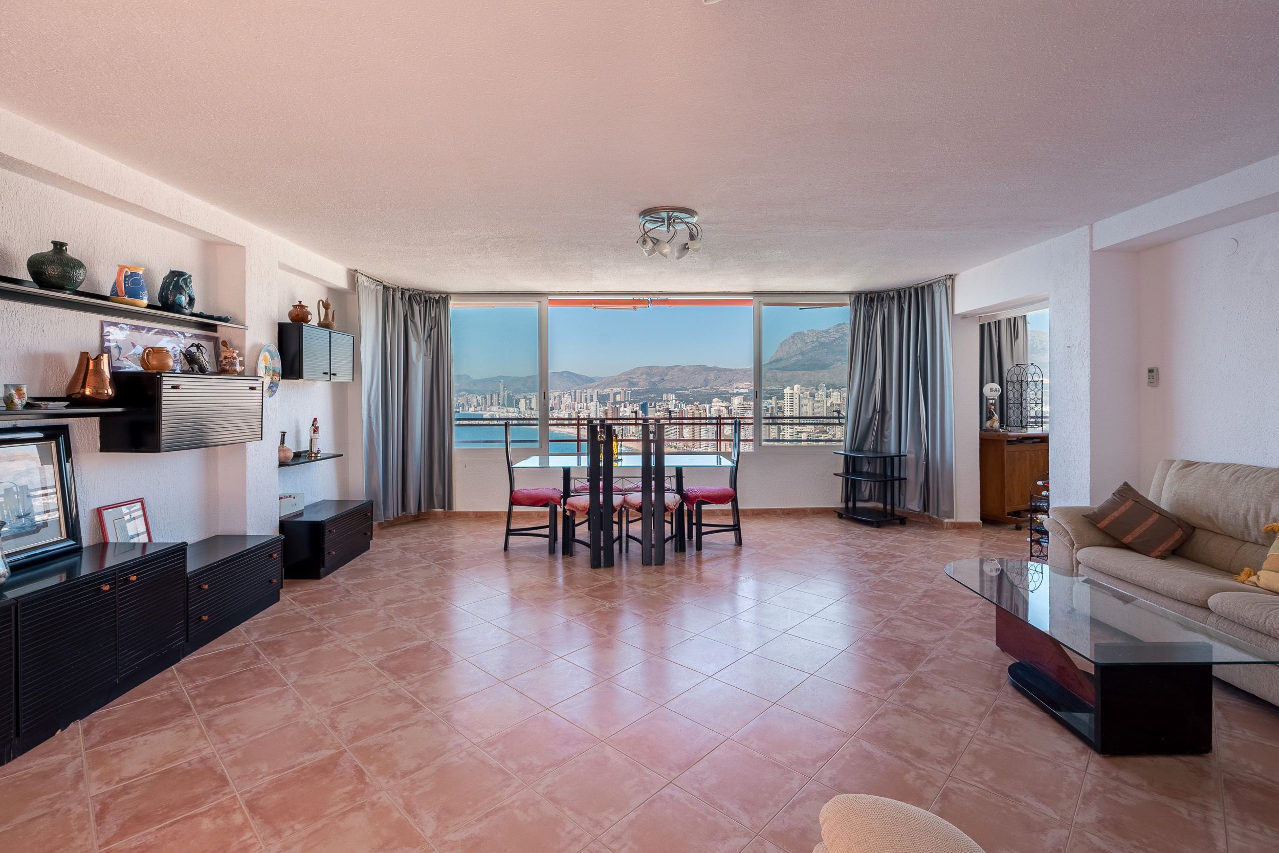 Sala de estar de Ático en venta en Benidorm con Piscina y Piscina comunitaria
