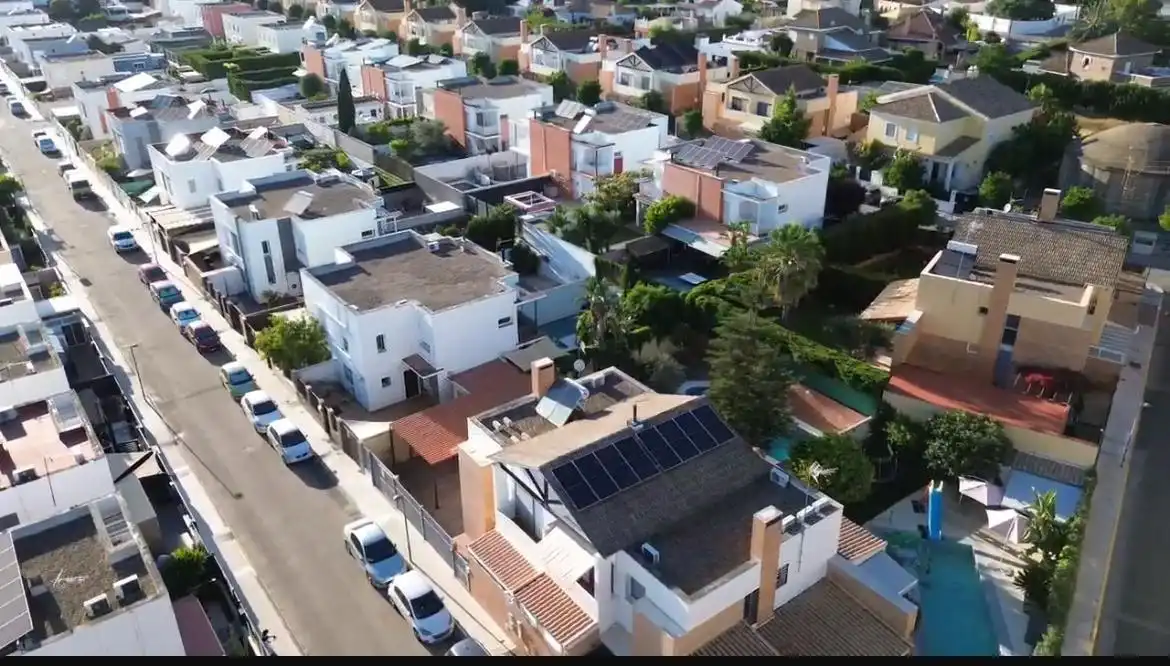 Vista exterior de Casa adosada en venta en Bollullos de la Mitación con Aire acondicionado, Terraza y Piscina