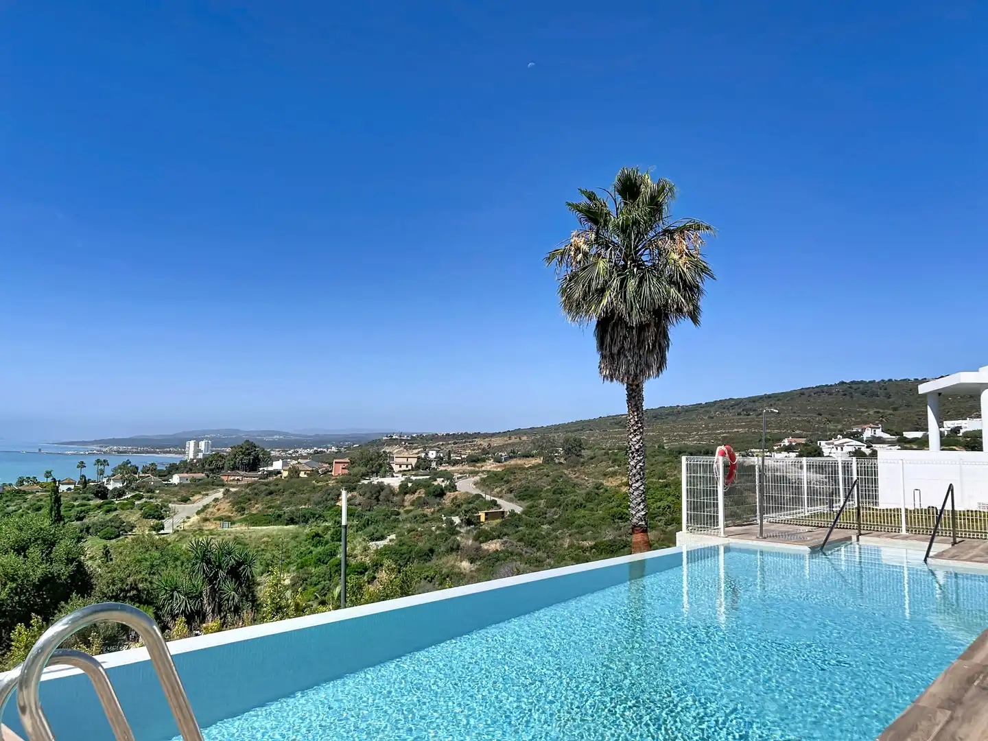 Schwimmbecken von Einfamilien-Reihenhaus zum Verkauf in Manilva mit Klimaanlage, Terrasse und Abstellraum