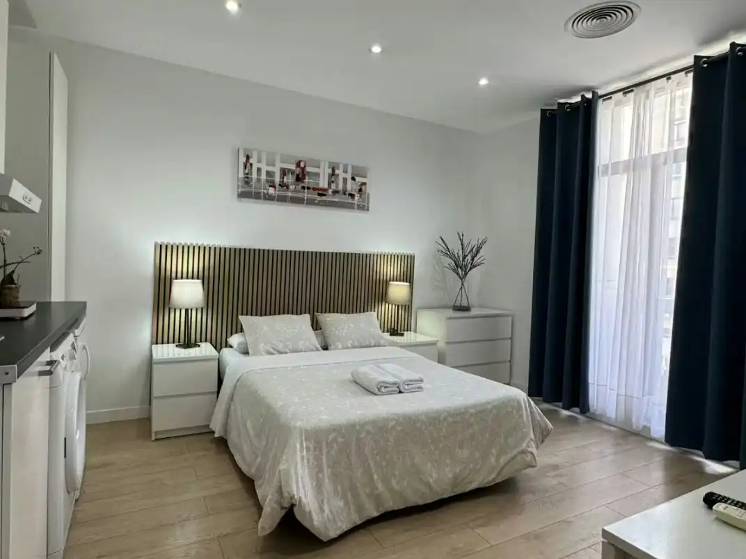 Bedroom of Flat for rent in Madrid  with Air Conditioner, Heating and Furnished