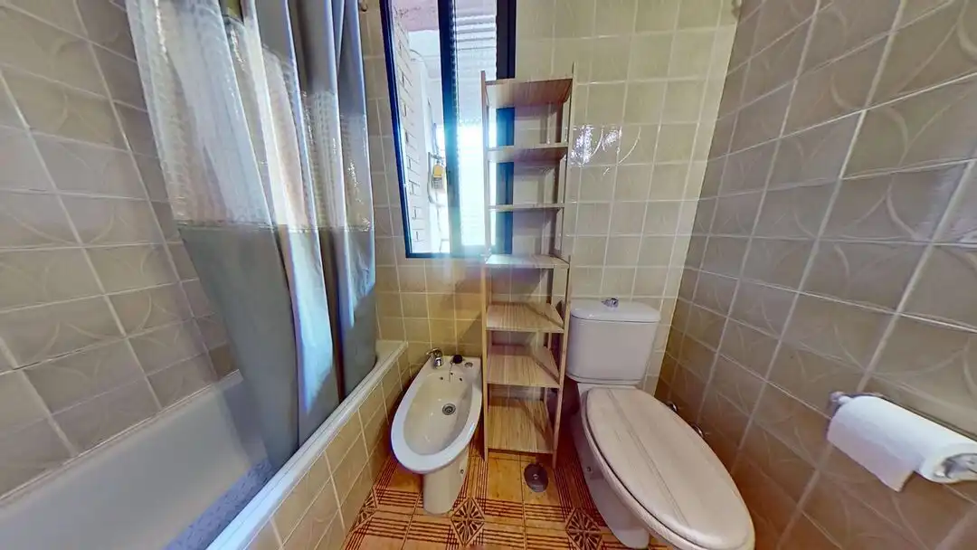 Baño de Piso de alquiler en Madrid con Calefacción y Terraza