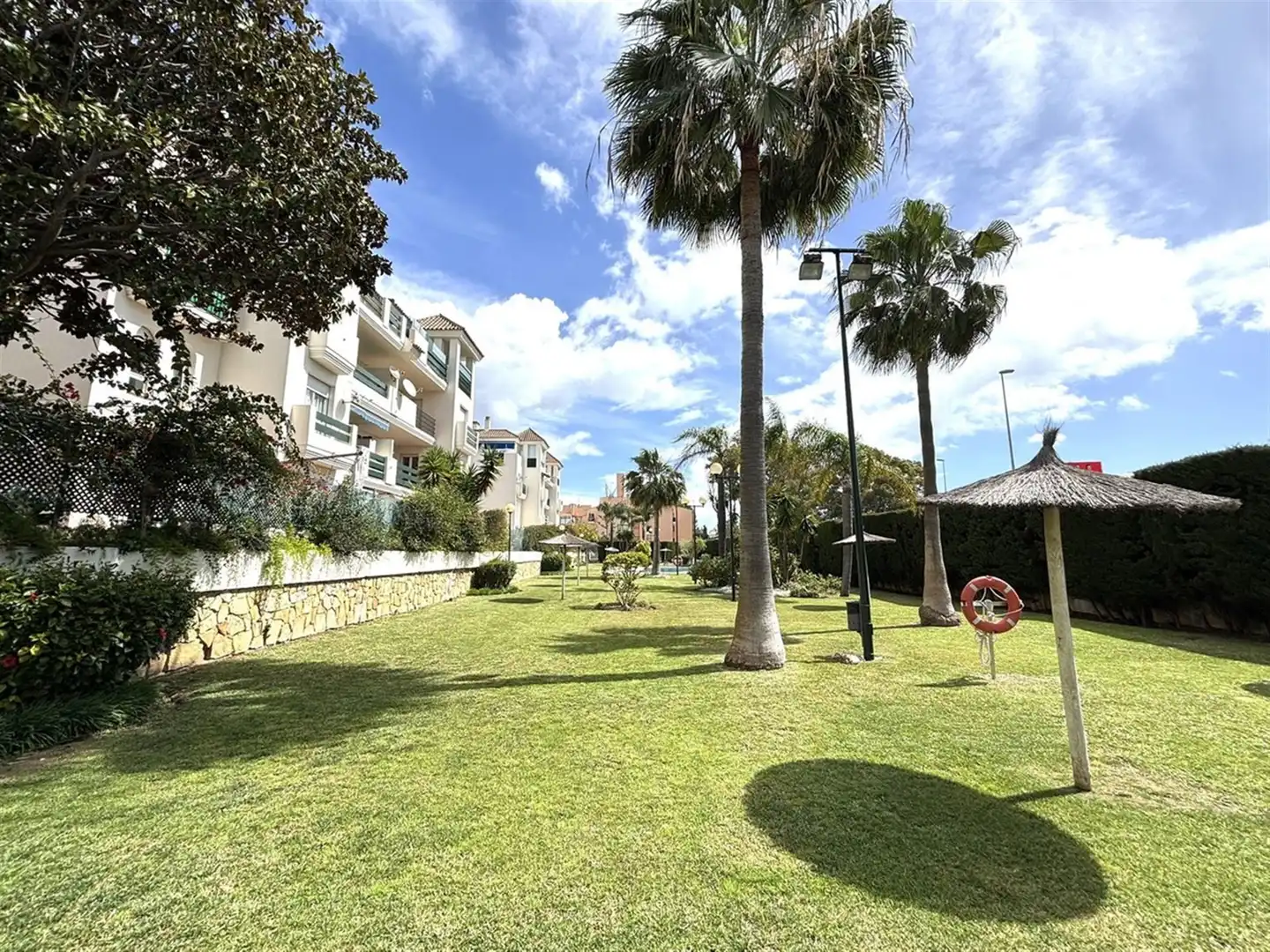 Vista exterior de Apartament en venda en Marbella amb Aire condicionat i Terrassa
