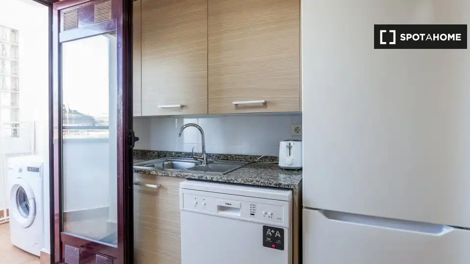 Cuina de Pis de lloguer en Valencia amb Aire condicionat, Calefacció i Moblat