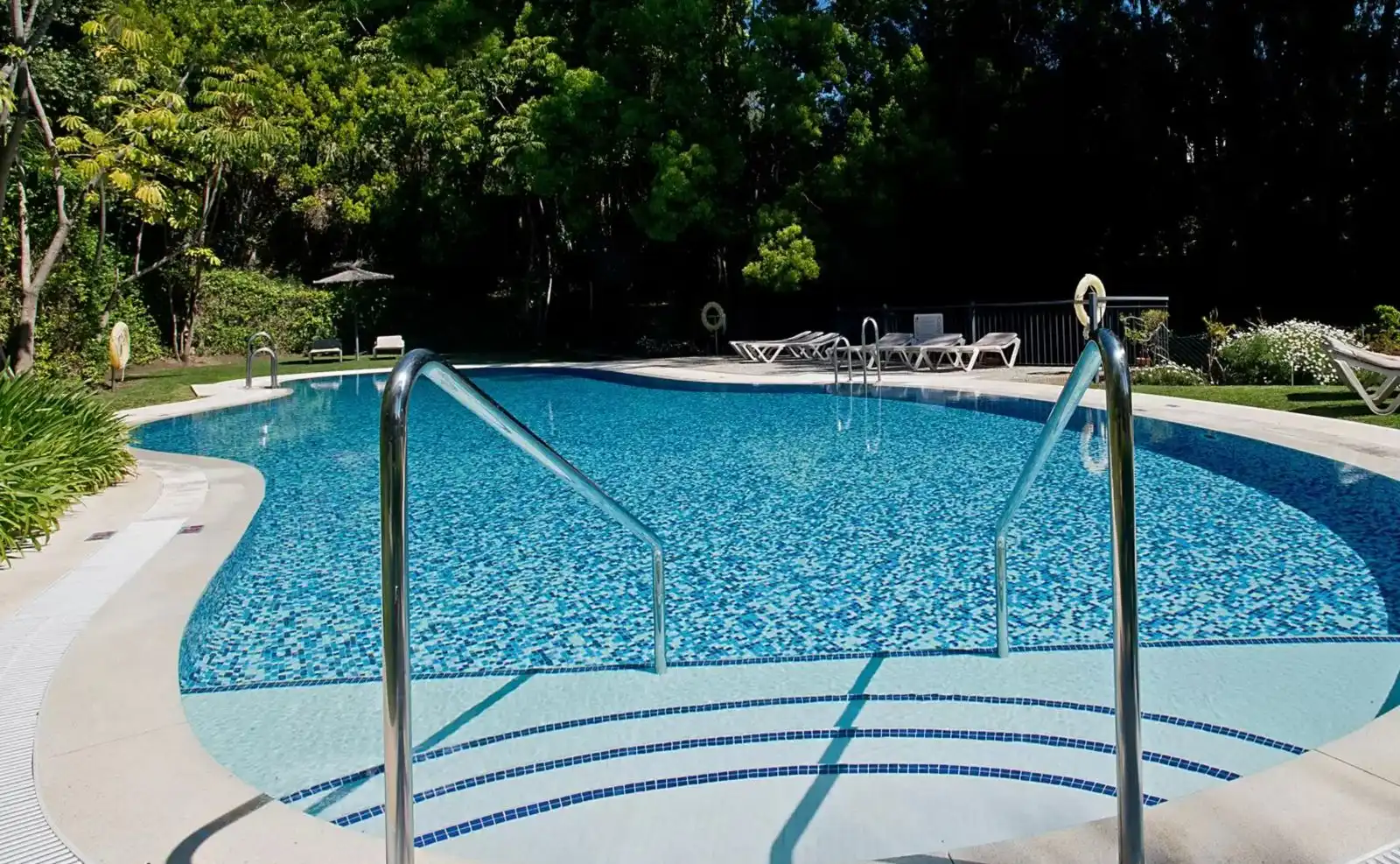 Swimming pool of Flat for rent in Benahavís  with Air Conditioner, Storage room and Furnished