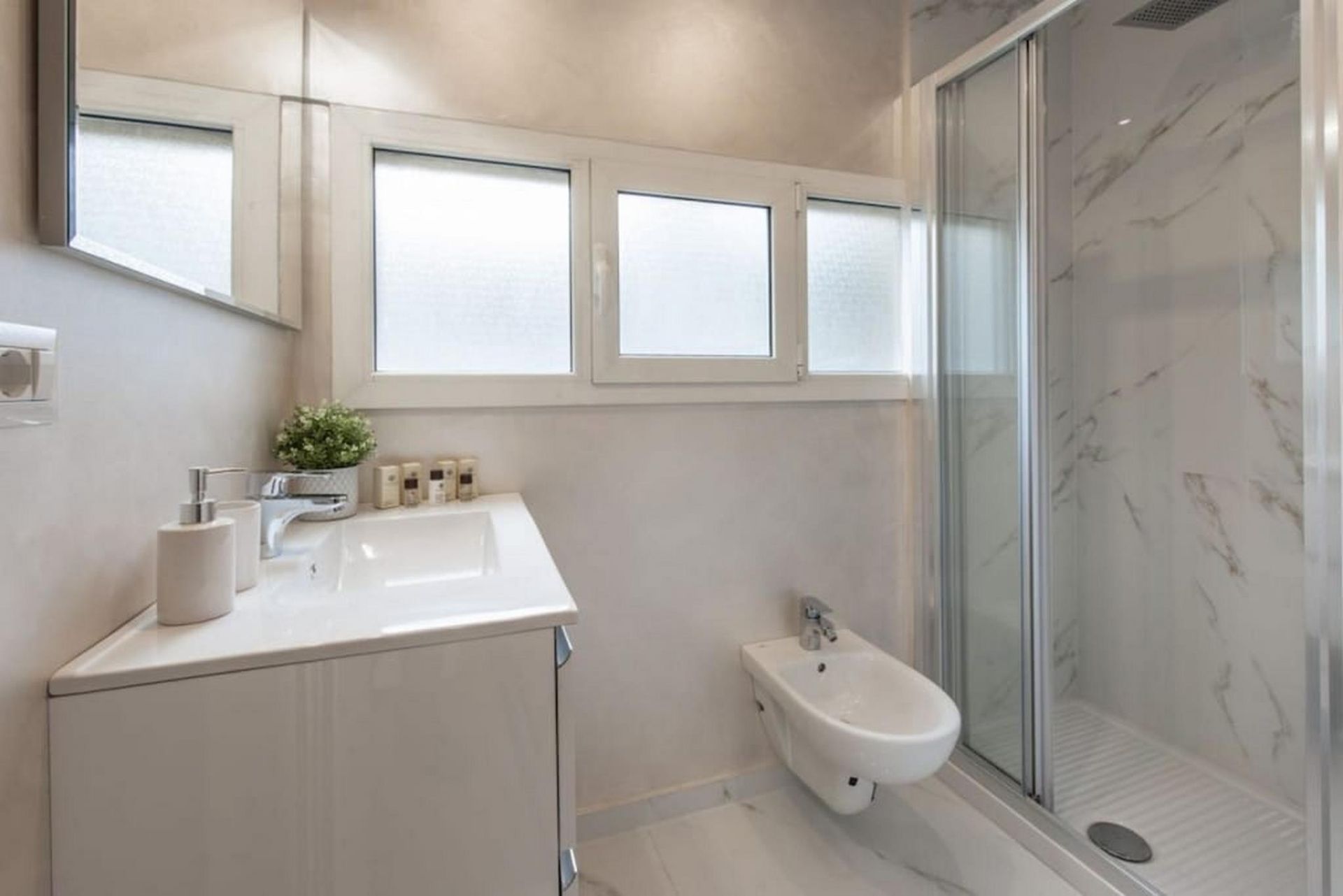 Bathroom of Flat to rent in San Sebastián de los Reyes  with Air Conditioner, Furnished and Microwave