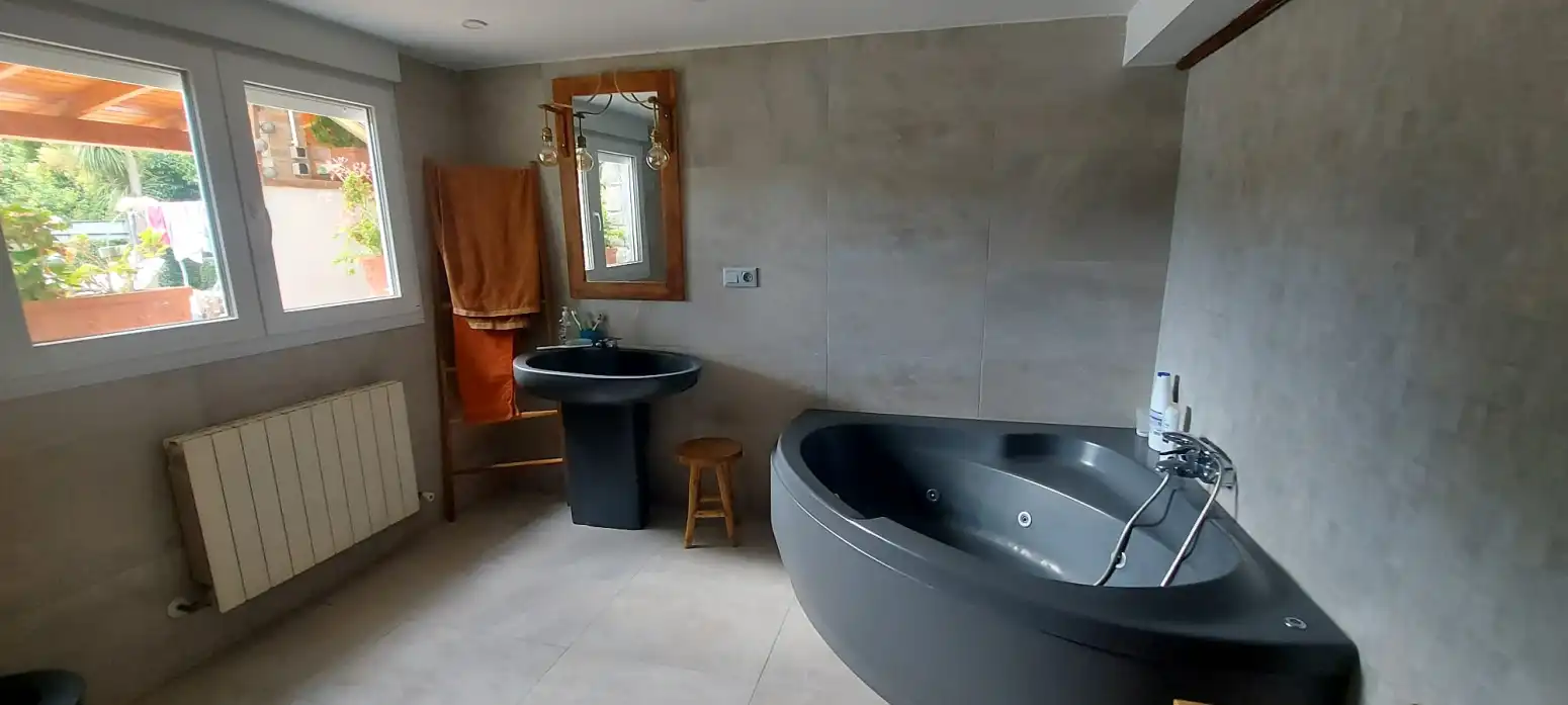 Baño de Casa o chalet en venta en Albelda de Iregua con Aire acondicionado, Calefacción y Jardín privado