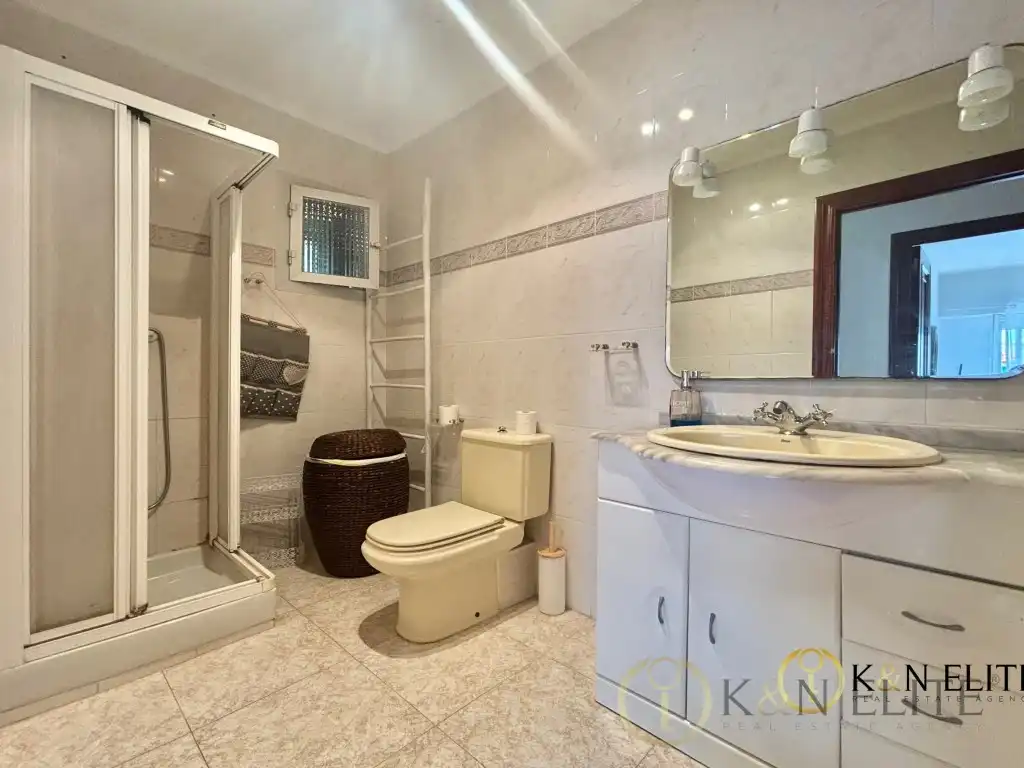 Baño de Piso de alquiler en Sueca con Terraza y Piscina