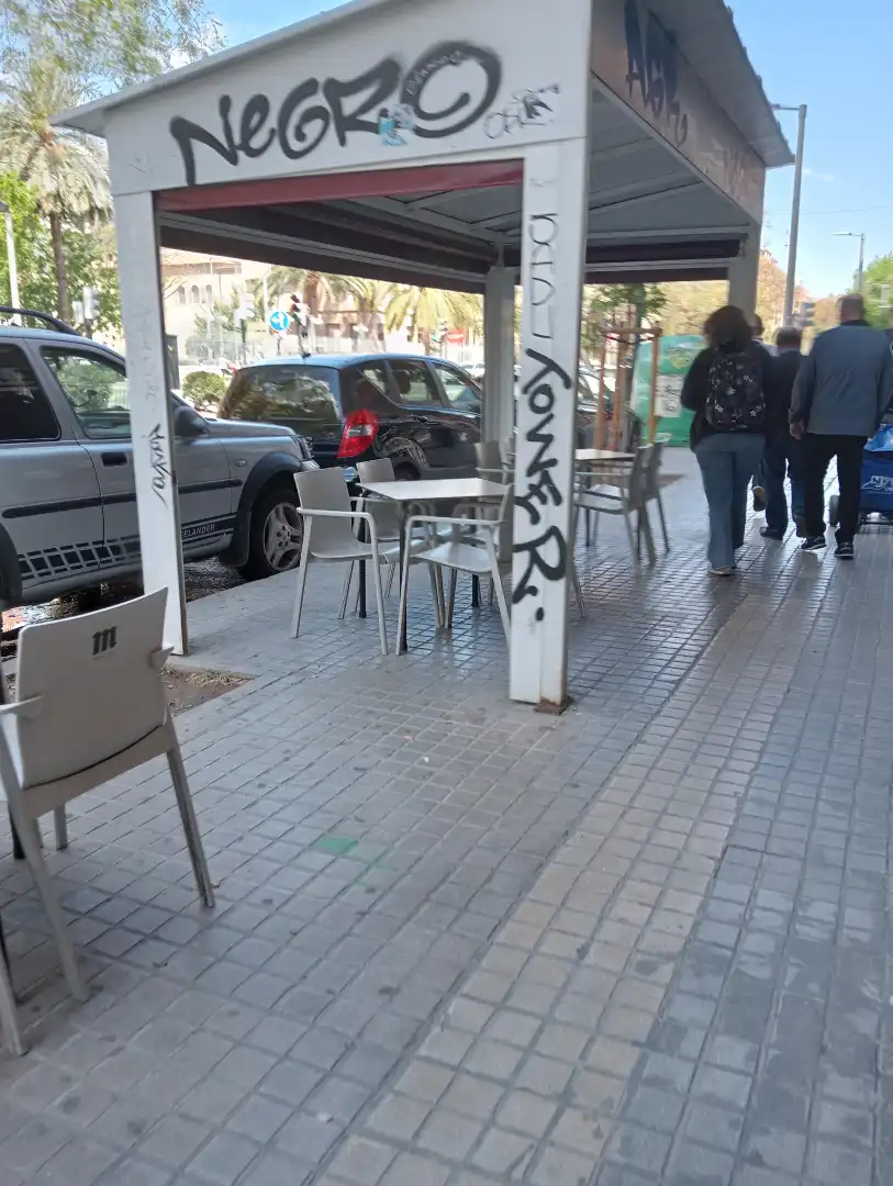 Vista exterior de Local en venda en Valencia amb Terrassa, Moblat i Alarma