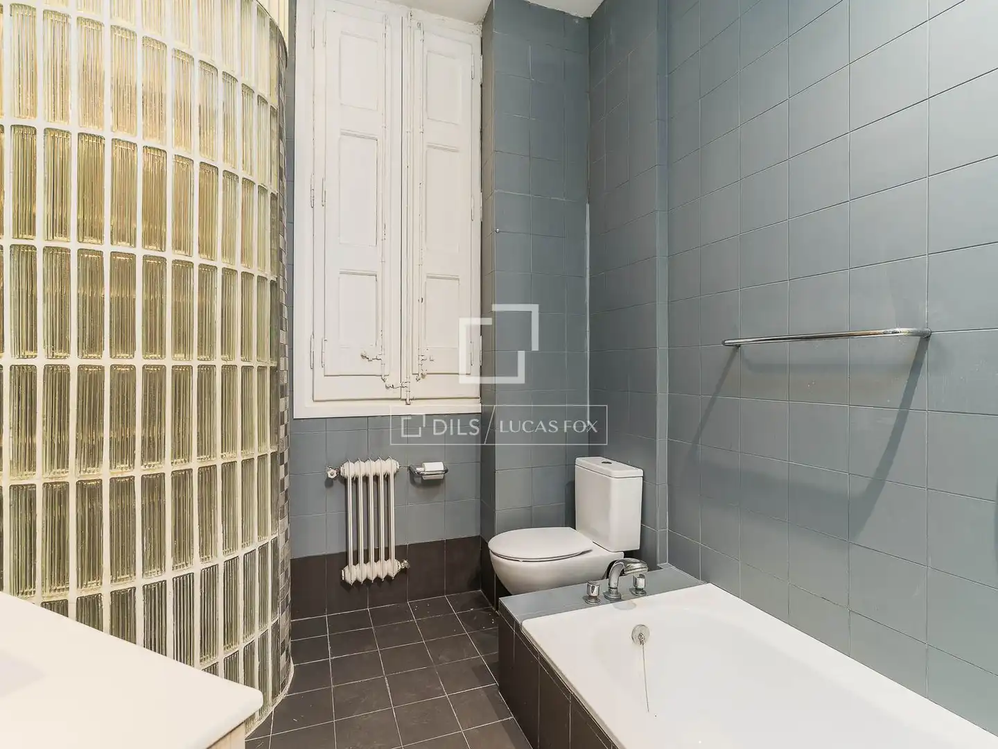 Bathroom of Flat for sale in Barcelona  with Air Conditioner, Terrace and Storage room