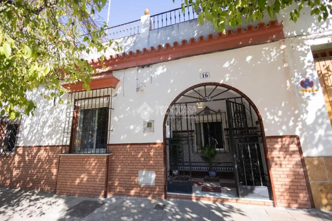 Vista exterior de Casa adosada en venda en Bellavista - La Palmera